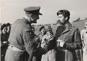 Major Clee presenting first prize of C Company's r