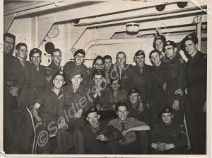 Soldiers aboard the troopship Empire Windrush en r