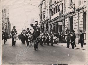 Marching through Gloucester. Gloucestershire Regim