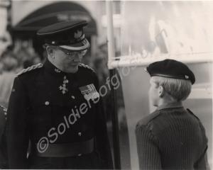 Major General C. S. Waters C.B.E. talking to a cad