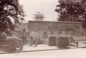 Soldiers of the Gloucestershire Regiment next to t