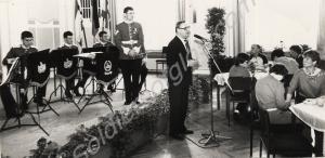 The Mayor of Spandau thanks the Gloucestershire Re