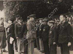 Major-General L. H. Cox.  Talking to veterans, Win