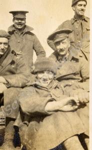 Captain Roger Douglas Scott with four soldiers. 1s