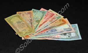 8 pieces of paper money. Da Afghanistan Bank notes
